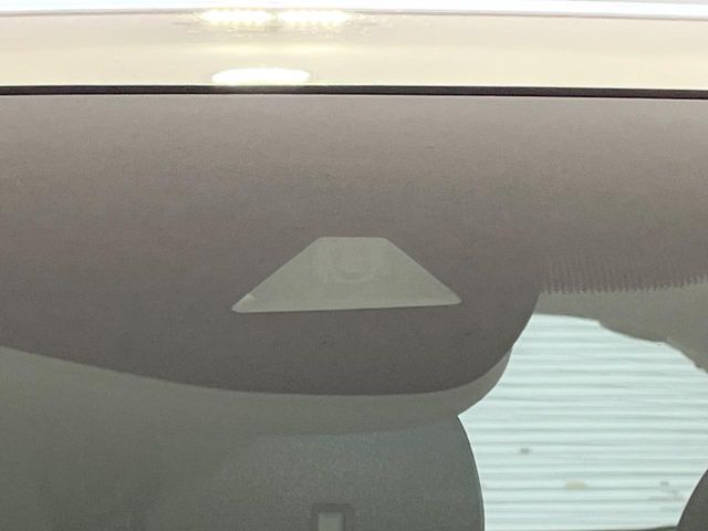 【ホンダセンシング】走行中に前方の車両等を認識し、衝突しそうな時は警報とブレーキで衝突回避と被害軽減をアシスト。より安全にドライブをお楽しみいただけます。