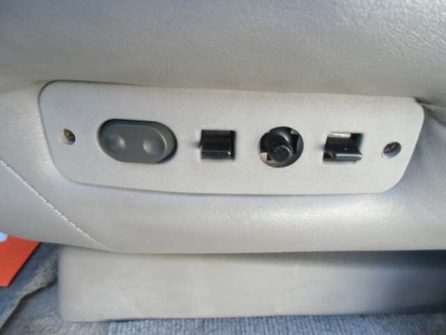 ☆運転席は便利な電動シートになっております☆シート横のボタンやスイッチでシート位置を調整できます☆