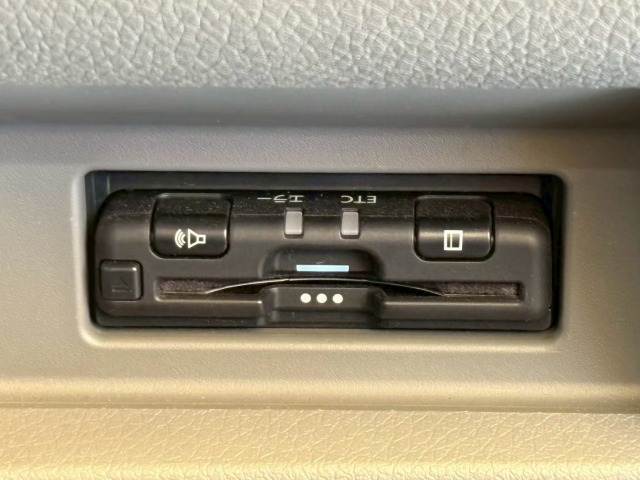 【ビルトインETC】で高速道路もスムーズに乗り降り可能で、ご納車直後からの遠距離ドライブも可能です。