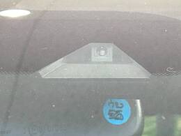 【エマージェンシーブレーキ】走行中に前方の車両等を認識し、衝突しそうな時は警報とブレーキで衝突回避と被害軽減をアシスト。より安全にドライブをお楽しみいただけます。