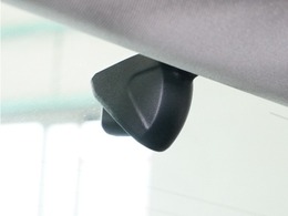 この車にはリアにもドライブレコーダーを装備しております◆映像・音声などを記録する自動車用の装置です。　もしもの事故の際の記録はもちろん、旅行の際の思い出としてドライブの映像を楽しむことができます。