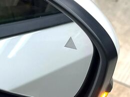【後方車輛検知】走行中、ドアミラーの死角になりやすい箇所に後続車が接近するとサイドミラー付近に警告を表示、ドライバーに注意喚起をしてくれます。