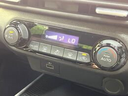 【オートエアコン】一度お好みの温度に設定すれば、車内の温度を検知し風量や温度を自動で調整。暑い…寒い…と何度もスイッチ操作をする必要はありません。快適な車内空間には必須の機能ですね♪