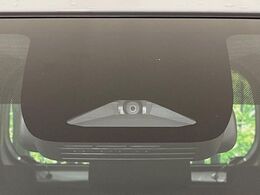 【トヨタセーフティセンス】走行中に前方の車両等を認識し、衝突しそうな時は警報とブレーキで衝突回避と被害軽減をアシスト。より安全にドライブをお楽しみいただけます。