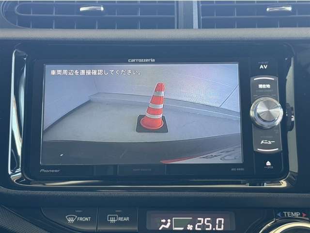 バックモニター付きです。車の後方に小型カメラが付いており、バックする際の後方の様子をモニター上に表示します。