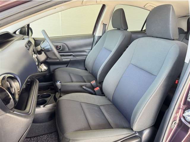 トヨタ中古車「まるごとクリーニング」施工済。外装はもちろん内装はシートを外して見えない所まで徹底洗浄しています。
