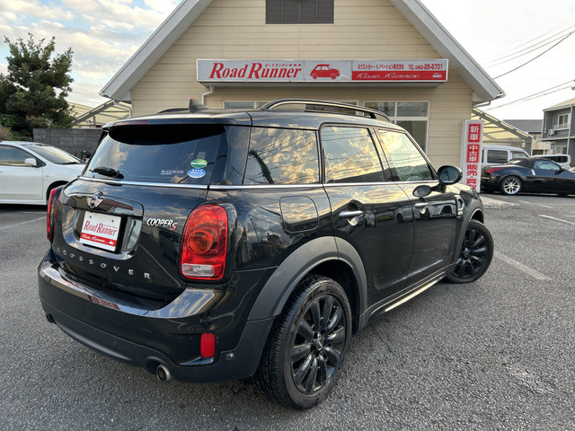 後席もスペースたっぷり、ゆったりおくつろぎ頂けます。