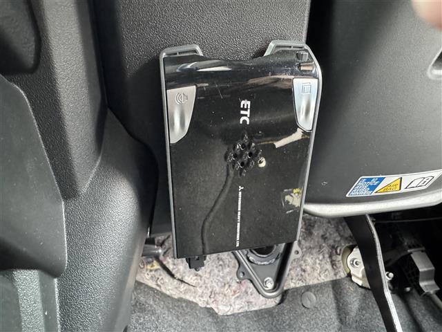 【ETC】有料道路を利用する際に料金所で停止することなく通過できる、ETC車載器（ノンストップ自動料金収受システム機器）が装備されています。セットアップを行うことで利用可能になります。