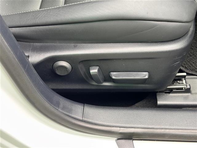 【パワーシート（電動シート）】シートを電動で、前後にスライドまたは上下の高さなどを調整することができます！細かい操作もスイッチ一つでできるので、とても便利です！