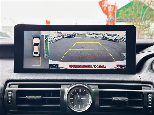 【パノラミックビューモニター】クルマを真上から見下ろした視点で駐車をサポートします！クルマの斜め後ろや真横など、いち早く障害物に気が付くことができます。
