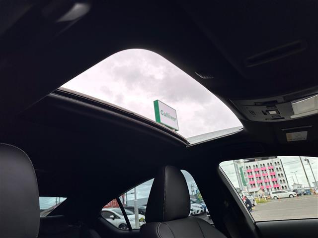 【ムーンルーフ】天井から太陽の穏やかな光や爽やかな風を取り込むことができる、レクサスの「サンルーフ」です！頭上のスイッチでムーンルーフを開閉することができます。