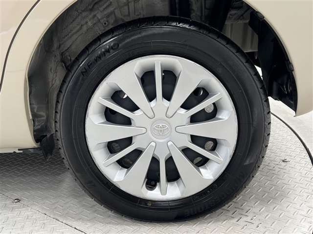 タイヤサイズは165/65R14！残り溝は5ミリ程度です！ホイールキャップに傷があります。