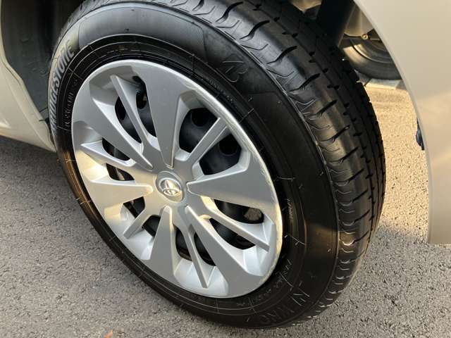 左リヤタイヤ、ホイールキャップの写真です。