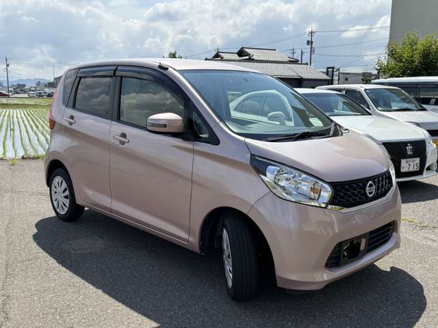 車両の品質管理は室内展示場を完備しておりますので、品質を保った状態の車両をご覧いただけます。