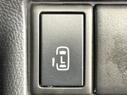 【パワースライドドア】スマートキーや運転席のスイッチでスライドドアの開閉が可能♪電動だから力を入れてドアを開ける必要が無く、小さいお子様でも、重い荷物を持っている時もラクに開け閉めできます♪