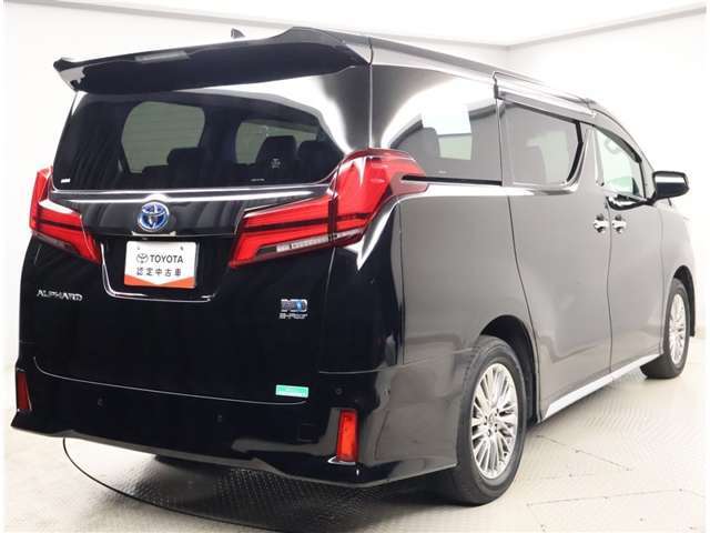 電気式4WDシステム（E-Four）を搭載。雪道などの滑りやすい路面でも安心して走行できます。