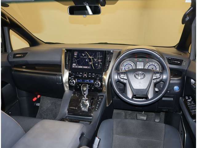 スタイリッシュなデザインのインパネ。各操作スイッチは使いやすい位置に配置されてます。