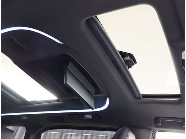 室内に心地いい解放感を。パノラマムーンルーフ付きです。キャンプで星空を眺められます！