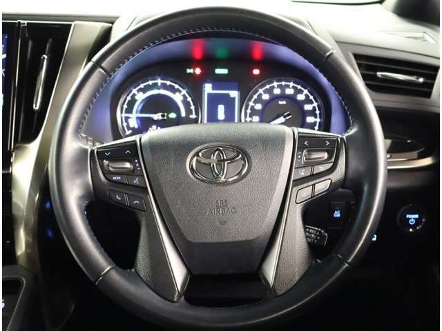 ドライバーに寄り添う快適な操作フィールをもたらすステアリングです。