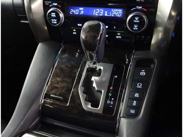 静粛性に優れた快適空間と静かな走りを実現。さらにEVモードではモーターのみでの走行でエンジン音や振動を感じさせない走りが楽しめます。