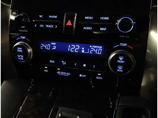 左右独立温度コントロールフルオートエアコンです。運転席、助手席それぞれで独立して温度設定ができます。冷え性の方が乗っても安心ですね♪