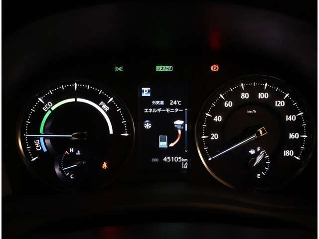 とっても見やすいメーターです。夜間時はラグジュアリーな気分にさせてくれる照明が魅力ですので、夜のドライブも楽しみになりますよ♪