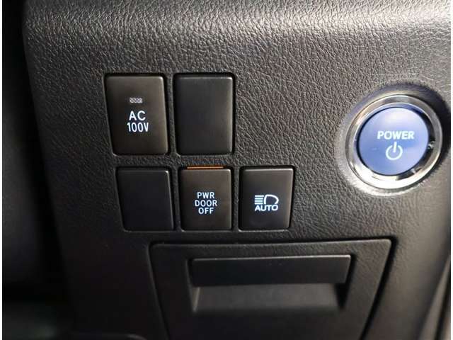 スマートキーを携帯していればキーを取り出さずにドアを施錠＆解錠。クルマの始動も可能です。