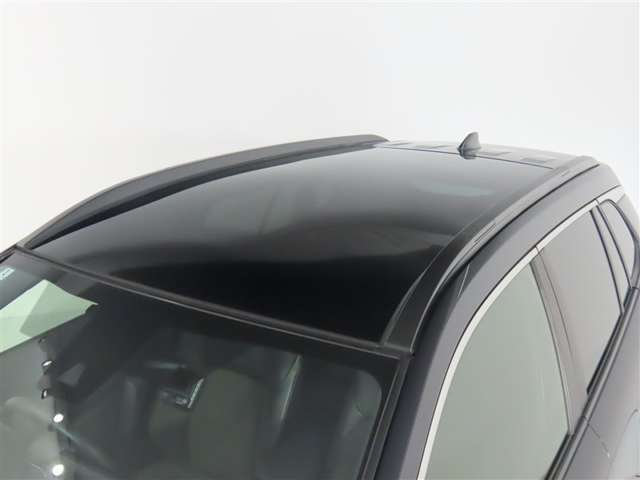 サンルーフ装備：晴れの日に開けていると凄い開放感が！雨の日や曇りの日でもサンシェードを開ければ、室内が明るくなり気分も晴れやかに！