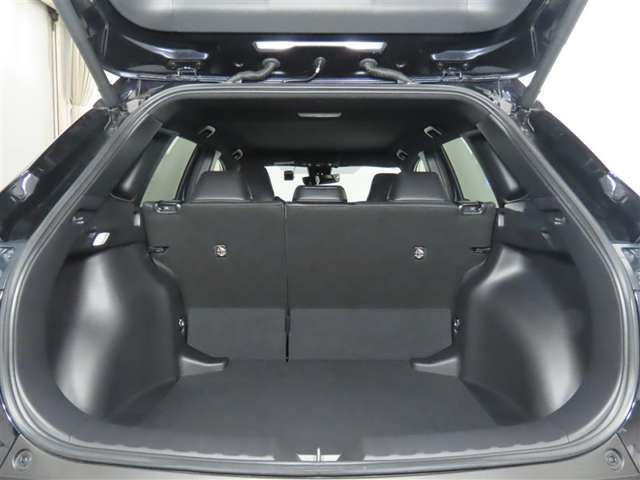 便利な6：4分割可倒式シートです。収納と乗車人数のバランスに優れています♪荷物の大きさに応じたラゲージスペースをフレキシブルに作り出せるので、シーンに応じた使い方ができます♪