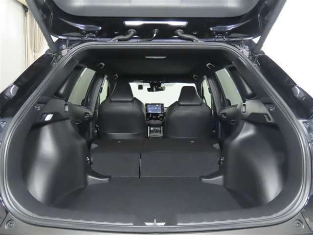 大きな開口幅で荷物を出し入れしやすいのが魅力のラゲージスペースです！リヤシートのシートバックの工夫で、更に積載容量が広くなり、よりたくさんの荷物の収納・長尺の荷物の収納が可能になります♪