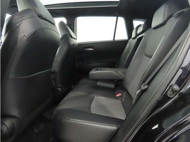 後席は、膝元に十分なスペースを確保！室内も専門のスタッフによる清掃済みでキレイです♪是非一度ご覧ください！