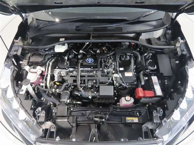 車にとって、とても大切な部分のエンジンルーム。綺麗に清掃済みで安心です。