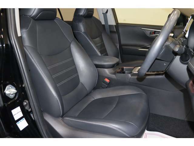 【運転席】ブラックを基調としたインテリアにブラックのレザーシート（合皮※メーカー基準）。パワーシートでお好みの位置に座席を設定可能です。シートヒーター・純正フロアマット付です。