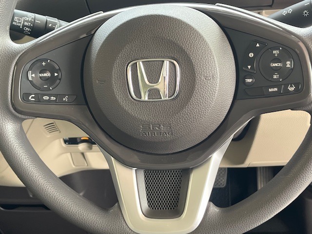 【ステアリングスイッチ】が付いており運転中に前方から目線をそらすことなくオーディオ等の操作が可能なので安心・快適にカーライフをお楽しみいただけます。