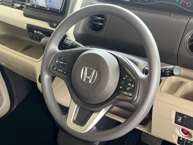【ステアリングスイッチ】が付いており運転中に前方から目線をそらすことなくオーディオ等の操作が可能なので安心・快適にカーライフをお楽しみいただけます。