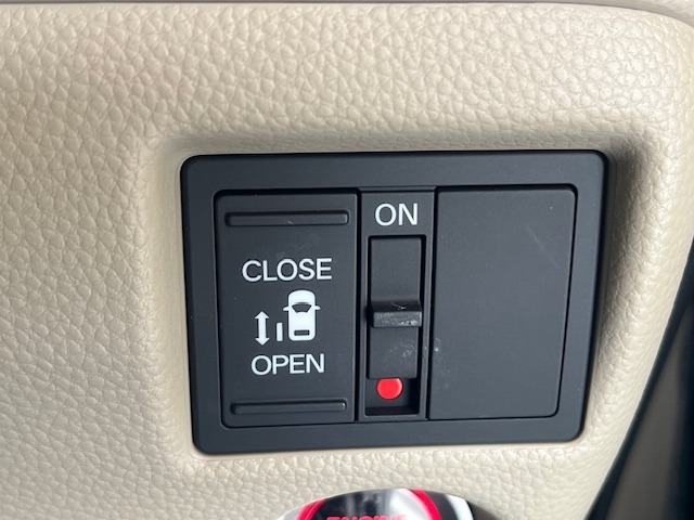 スマートキーや運転席のスイッチ操作のほか、ドアハンドルを少し引くだけで自動開閉します。狭い場所でのドアの開閉に困らないだけでなく強風時やお子様がドアを開けて隣の車にぶつけてしまうことも防いでくれます。