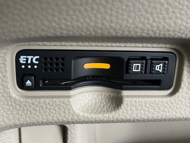【ETC車載器】がついておりますので高速道路などの有料道路の料金所を停止することなく通過できます。当店でセットアップも可能ですのでご納車当日よりご利用いただけます。