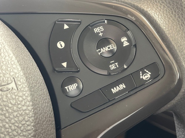 【クルーズコントロール】搭載車です。アクセルペダルを踏み続けることなく一定速度で走り続けられるので高速道路での運転による疲労軽減やアクセル操作を減らして燃費向上にも繋がります。