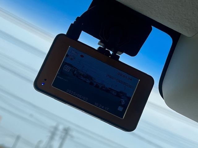 ドライブレコーダーを搭載しております。事故だけでなくあおり運転の状況も映像で記録することで万が一のリスクに備えることができます。