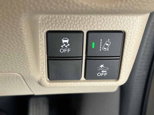 【HondaSENSING】を搭載しております。安全・快適な運転をサポートするためにHondaが独自に開発した6つの機能は事故を予防してドライバーや同乗者、そして歩行者の命を守るために役立つ機能です。