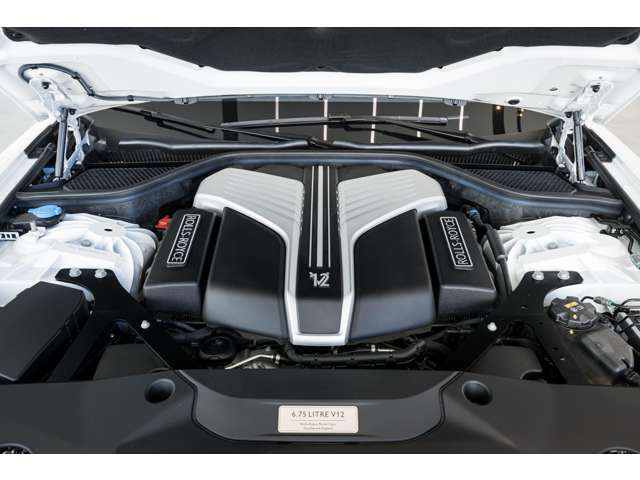 最大571馬力を発生させるV12型6.75Lエンジン