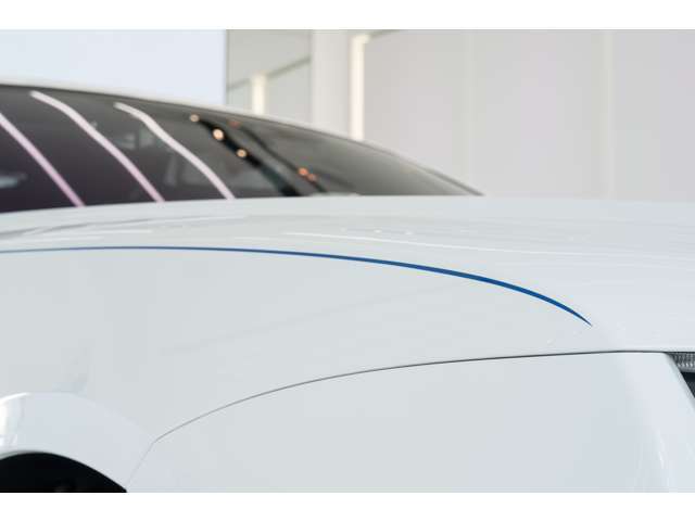 Rolls-Royceの厳密で水平なコーチラインは均一して4mmであるように描かれております。