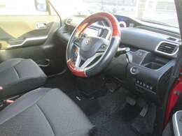 さまざまな体格の方が快適に運転できるよう配慮したシートと、操作性を考慮したステアリングホイール、ペダル、シフトレバーは楽な運転姿勢と適切な操作性の確保により疲労を低減します。