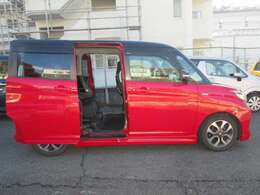 スライドドアで狭い駐車場や雨の日に傘をさしながらでも乗り降りラクラク♪大きな荷物の出し入れもスムーズに。