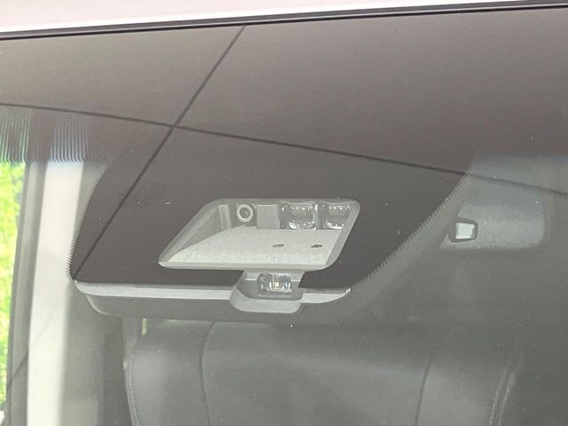 【三菱e-Assist】走行中に前方の車両等を認識し、衝突しそうな時は警報とブレーキで衝突回避と被害軽減をアシスト。より安全にドライブをお楽しみいただけます。