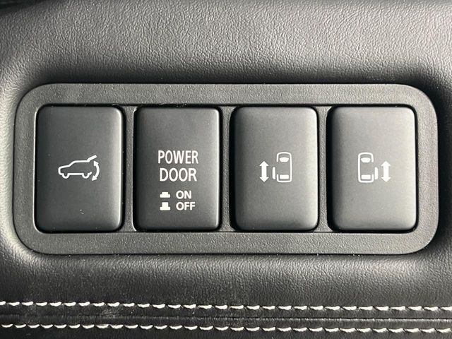 【両側パワースライドドア】スマートキーや運転席のスイッチで後席両側スライドドアの開閉が可能♪電動だから力を入れてドアを開ける必要が無く、小さなお子様でも簡単に開け閉めでき快適です♪