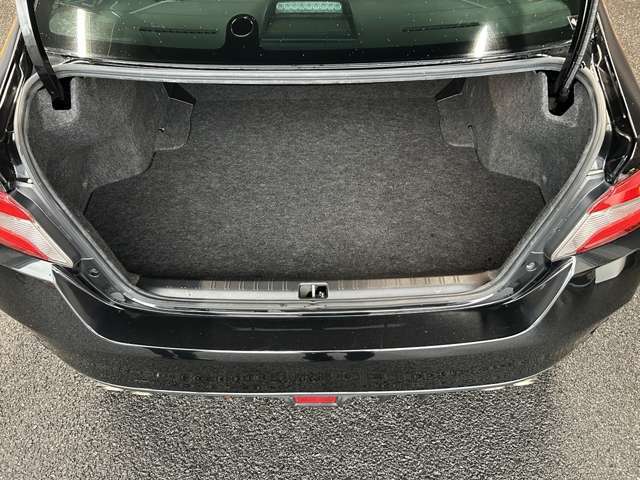 トランクスペースも充分な広さがございます。ゴルフバッグも収納可能です。