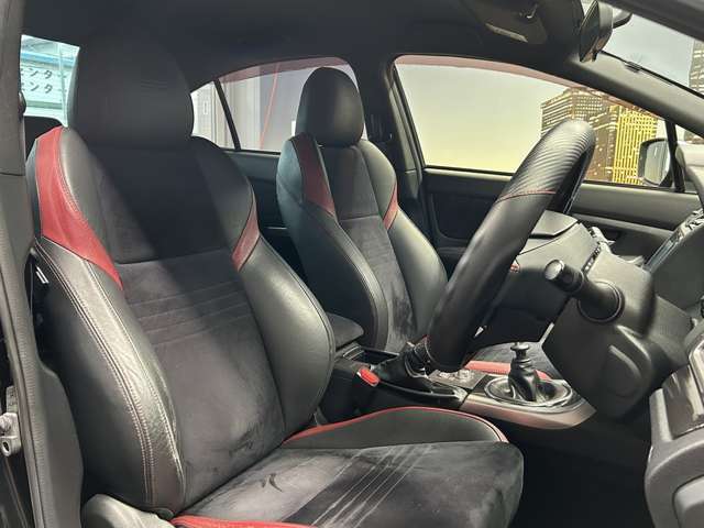 運転席も広々としており運転しやすい環境を実現しています☆室内クリーニングも実施済みです。