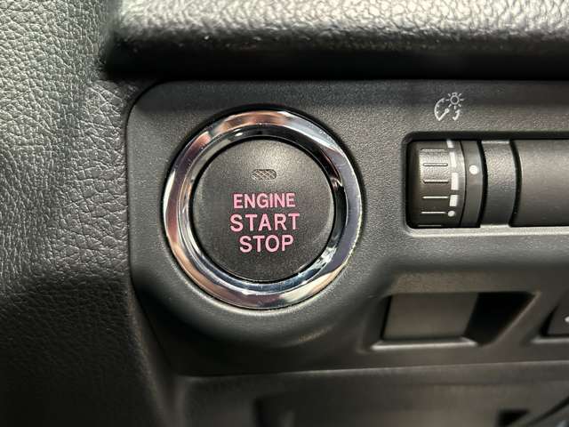 【スマートキー＆プッシュスタート】ドアハンドルを軽く握る、またはドアハンドルのスイッチを押すだけで施錠施錠ができます♪またブレーキを踏みながらスタートボタンを押すだけで、エンジンが始動します♪