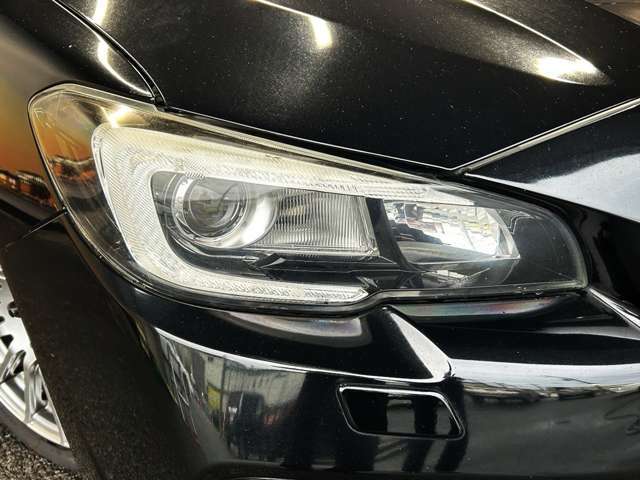 【LEDヘッドランプ】ハロゲンヘッドランプの約2倍の光量でより明るく遠くを照らし、夜間走行時の視認性を高める。さらに長寿命や、省電力も魅力。